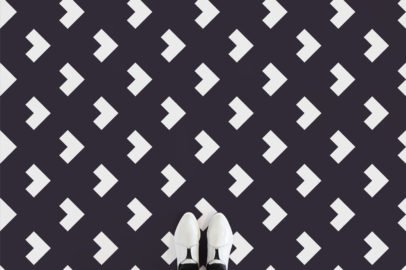 arrow-pattern-vinyl-flooring-grey-feet