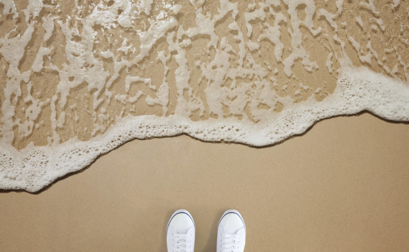 ashore-beach-effect-vinyl-flooring-neutral-feet-vinyl-flooring