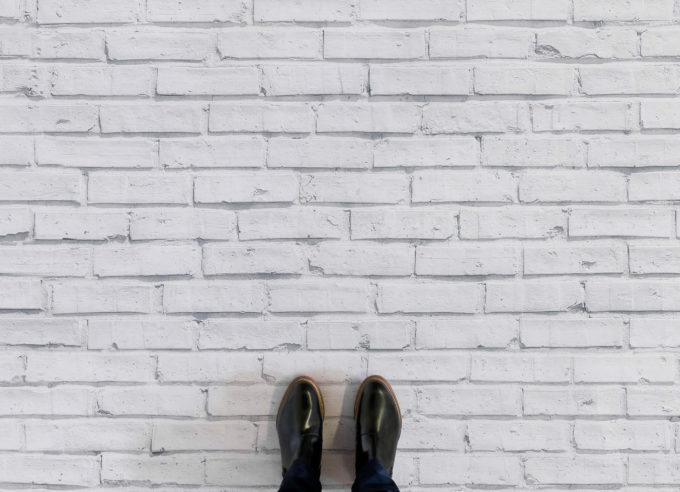 white-brick-effect-flooring-neutral-feet-vinyl-flooring