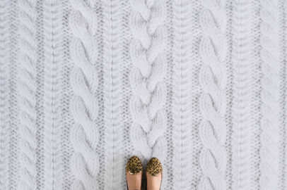 white-knit-cable-knit-effect-flooring-neutral-feet-vinyl-flooring