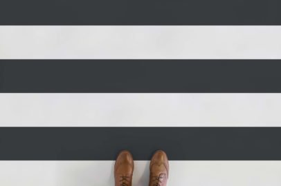 band-horizontal-stripe-flooring-black-feet-vinyl