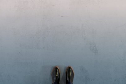mist-graphic-vinyl-flooring-feet