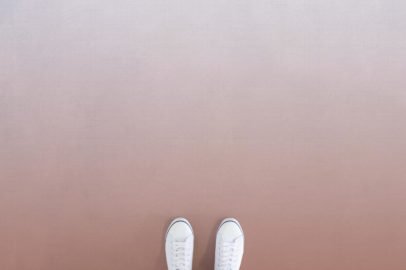 rust-graphic-vinyl-flooring-feet