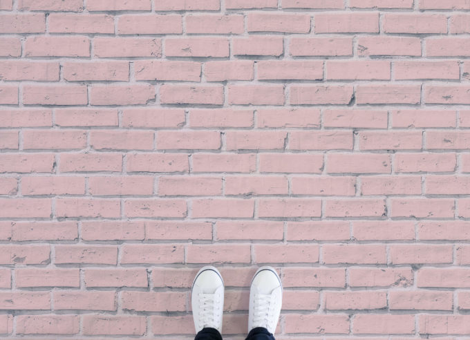bonbon-stone-vinyl-flooring-pink-feet